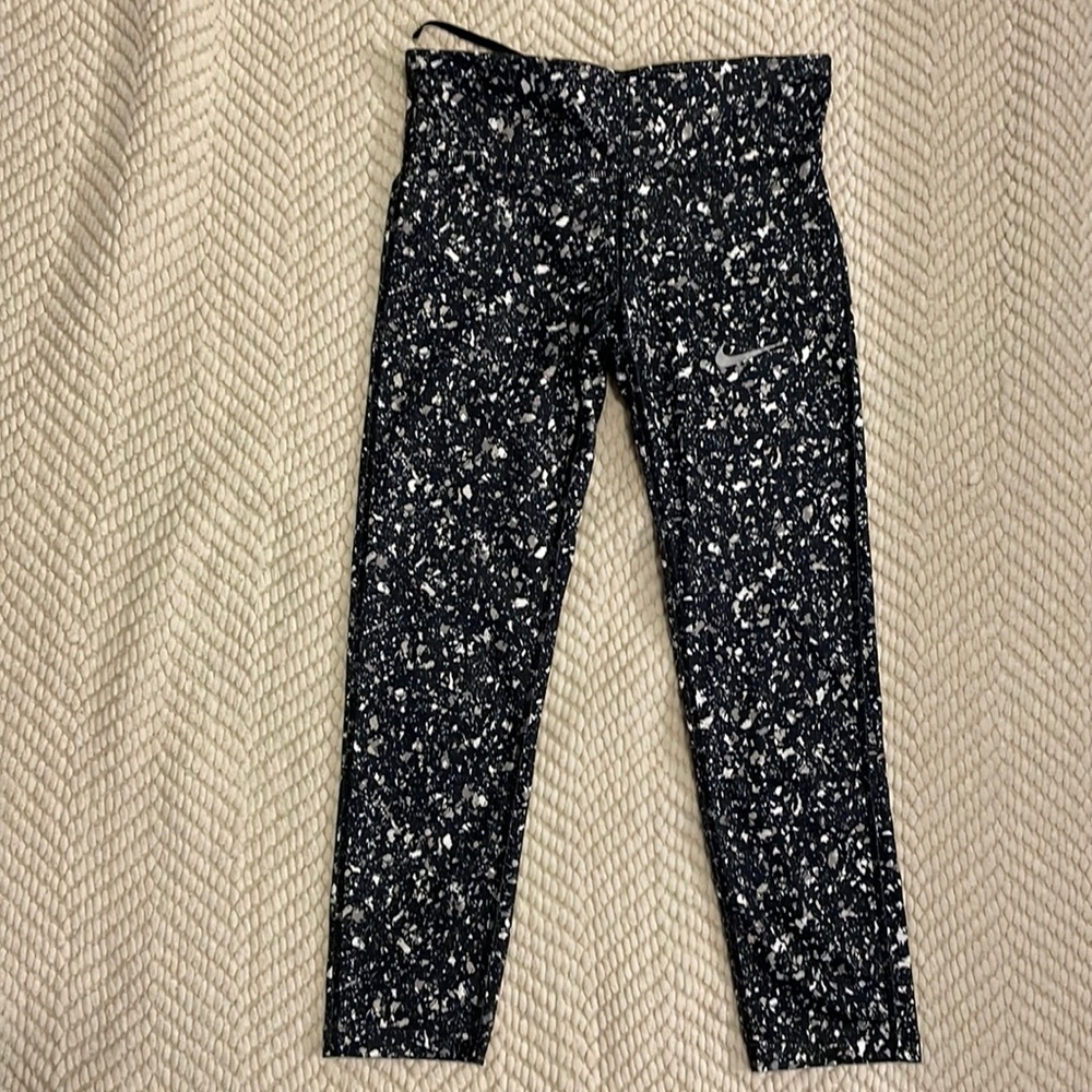 Black and white patterned Nike crop leggings